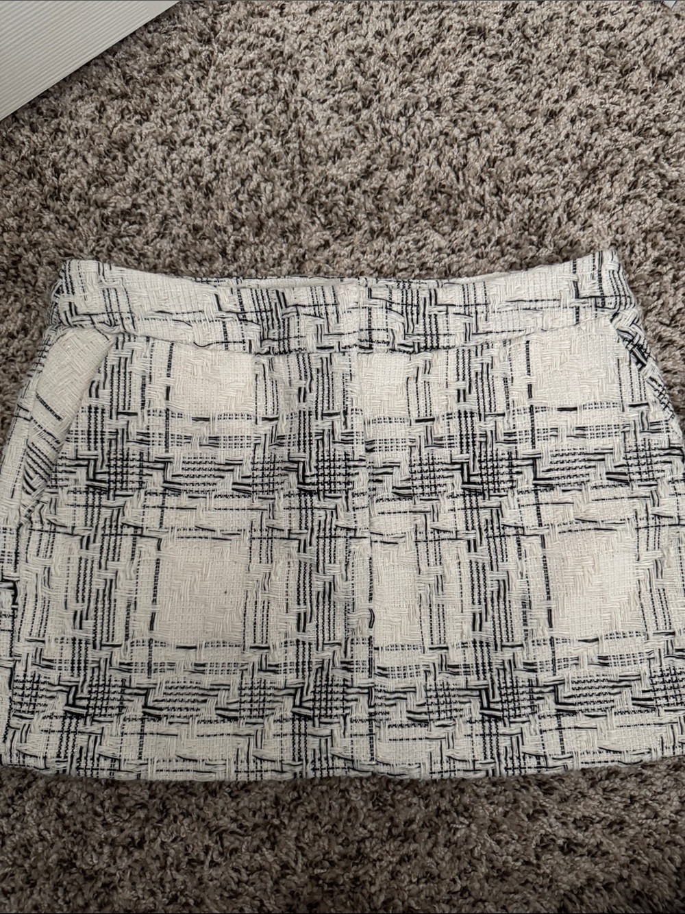 Forever 21 White and Black Textured Mini Skirt